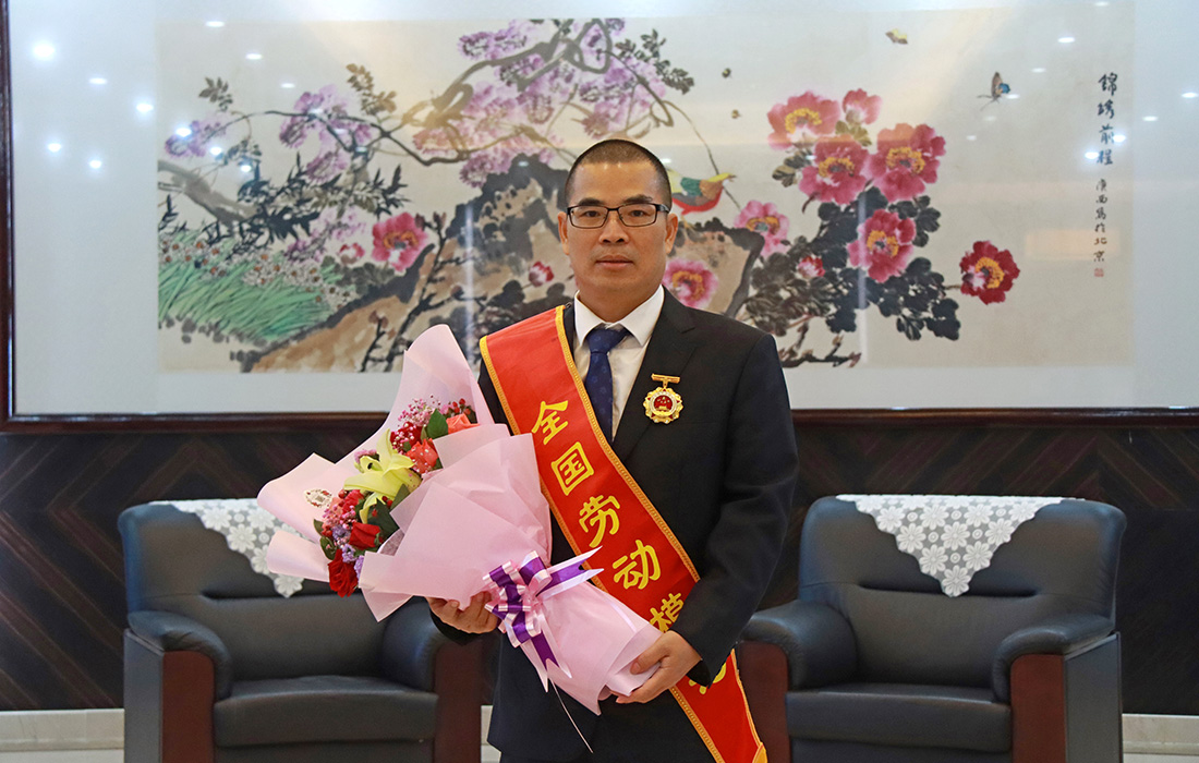 888集团电子游戏股份董事长温志芬荣获“天下劳动模范”称呼