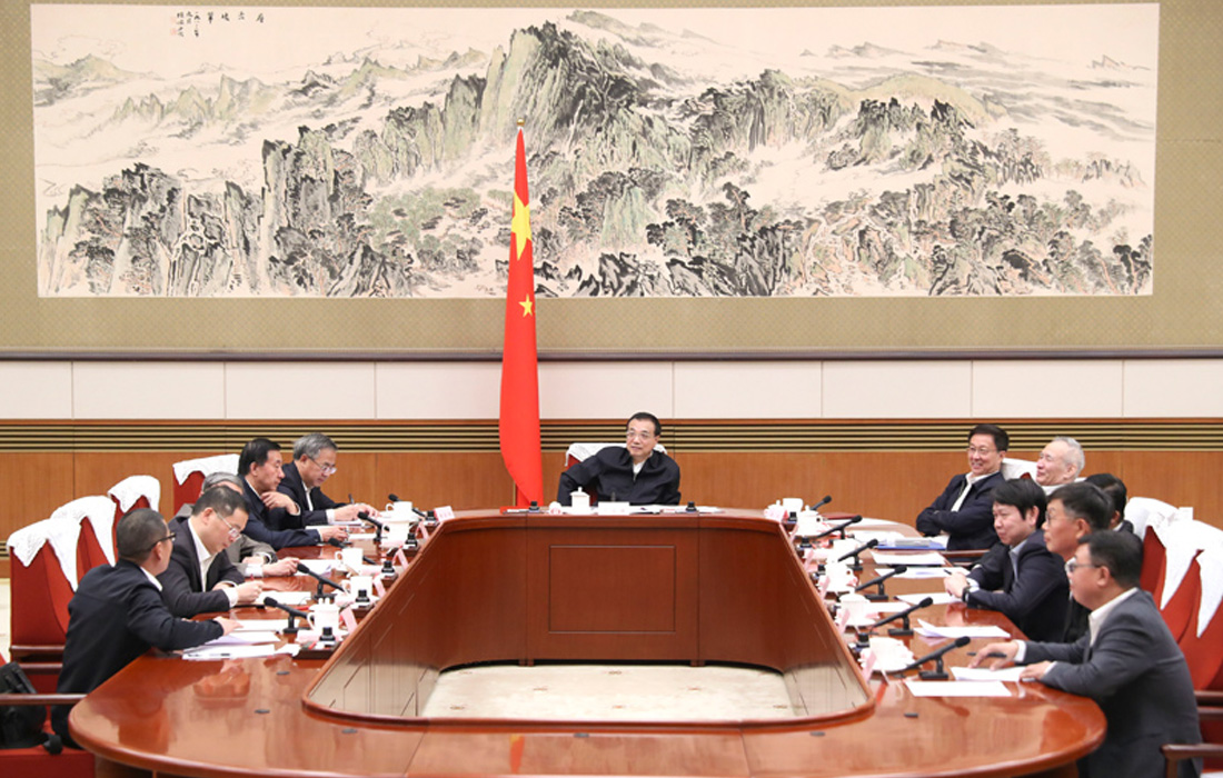 2019年11月12日，，，888集团电子游戏股份董事长温志芬等企业家代表出席经济形势专家和企业家座谈会并讲话。。